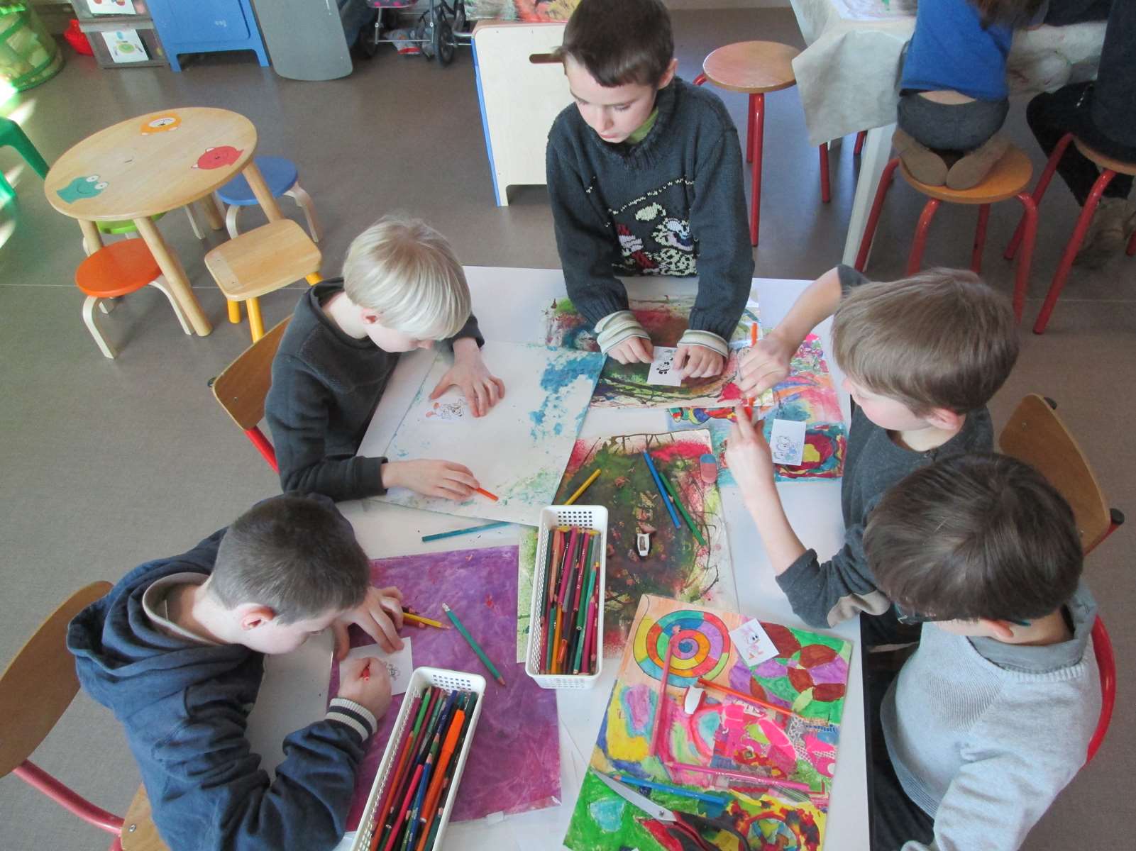 Un groupe d'enfants dessine