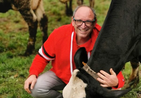 Un agriculteur auprès d'une vache