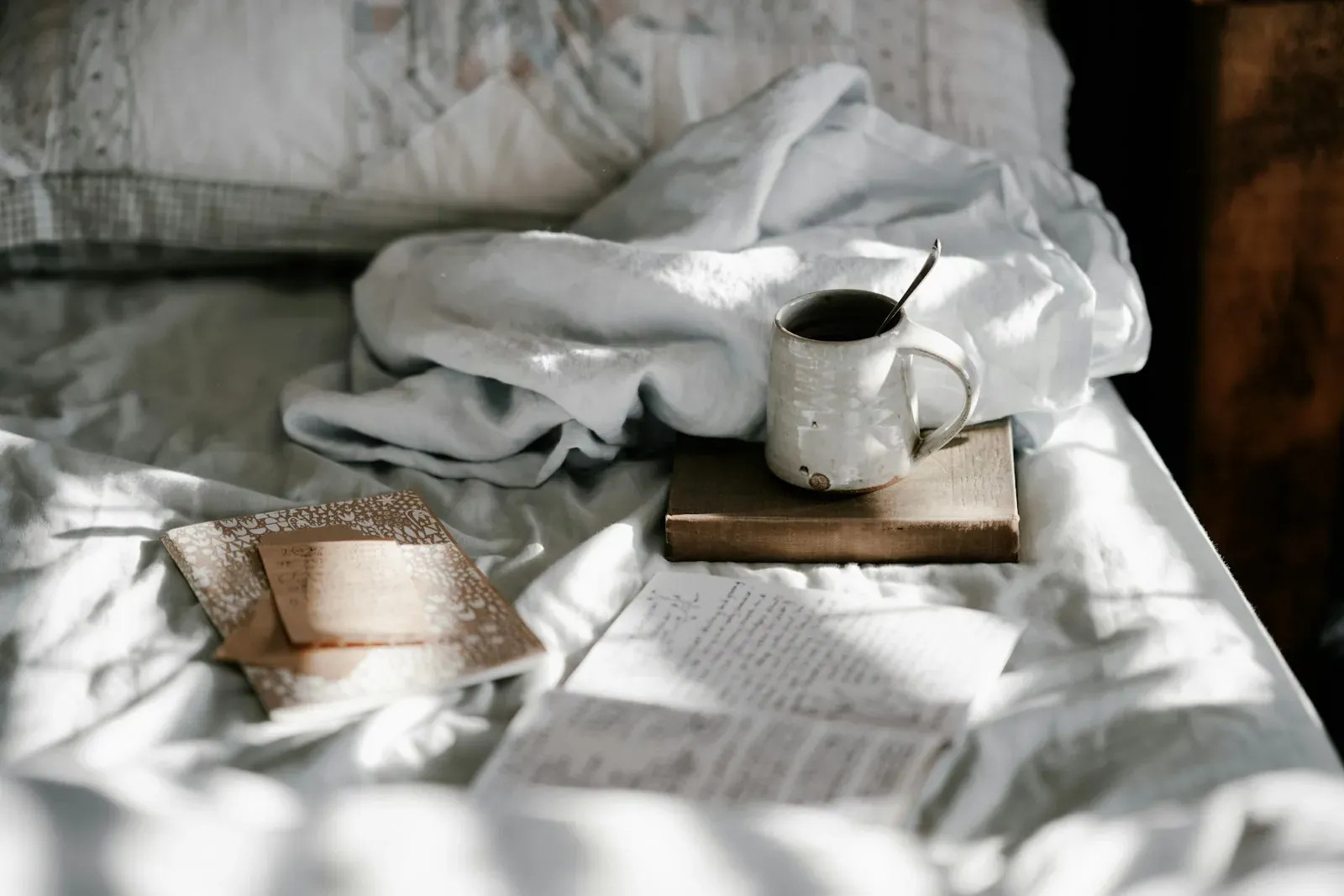 Lit sur lequel repose une tasse de thé